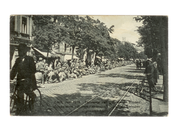 Tilsit, Hohe Str., russische Kriegsgefangene ziehen durch die Straße