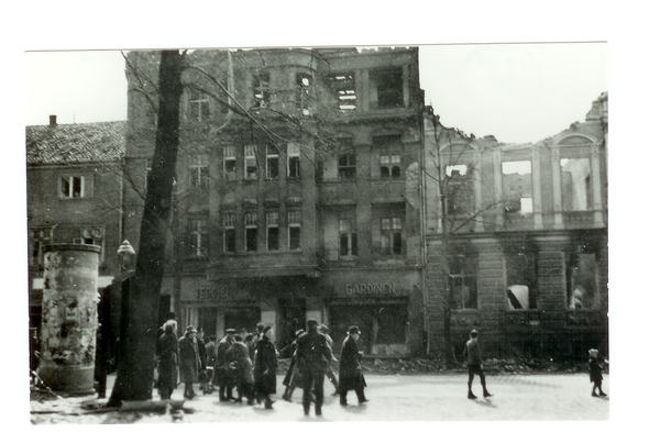 Tilsit, Hohe Str. 84, Spezialgeschäft für Teppiche und Gardinen "Mau", rechts davon die zerstörte "Bürgerhalle"