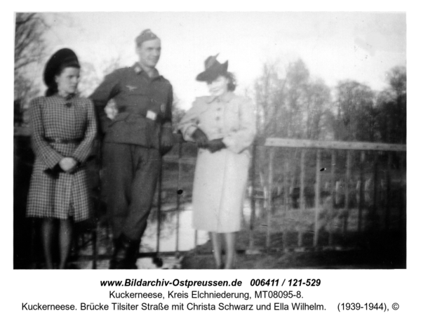 Kuckerneese. Brücke Tilsiter Straße mit Christa Schwarz und Ella Wilhelm