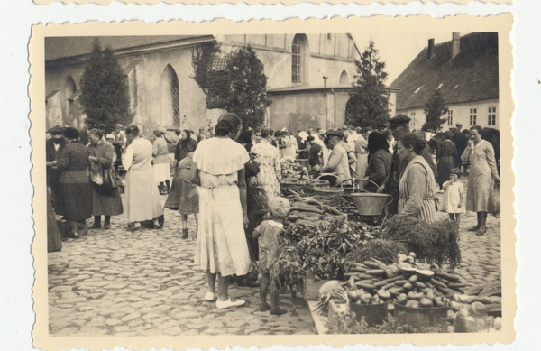 Labiau, Kurfürstenplatz, Fisch- und Gemüsemarkt an der Kirche