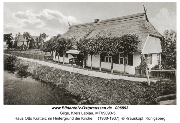 Gilge, Haus Otto Kratteit, im Hintergrund die Kirche