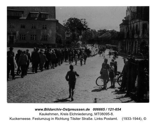 Kuckerneese. Festumzug in Richtung Tilsiter Straße. Links Postamt