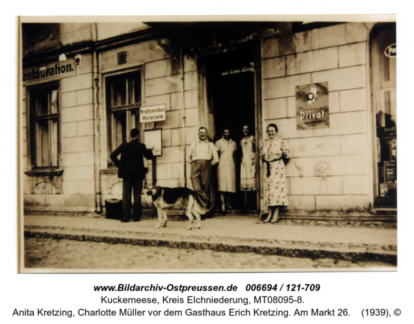 Kuckerneese. Johannes Müller, Anita Kretzing, Charlotte Müller vor dem Gasthaus Erich Kretzing. Am Markt 26