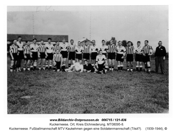 Kuckerneese. Fußballmannschaft MTV Kaukehmen gegen eine Soldatenmannschaft (Tilsit?)