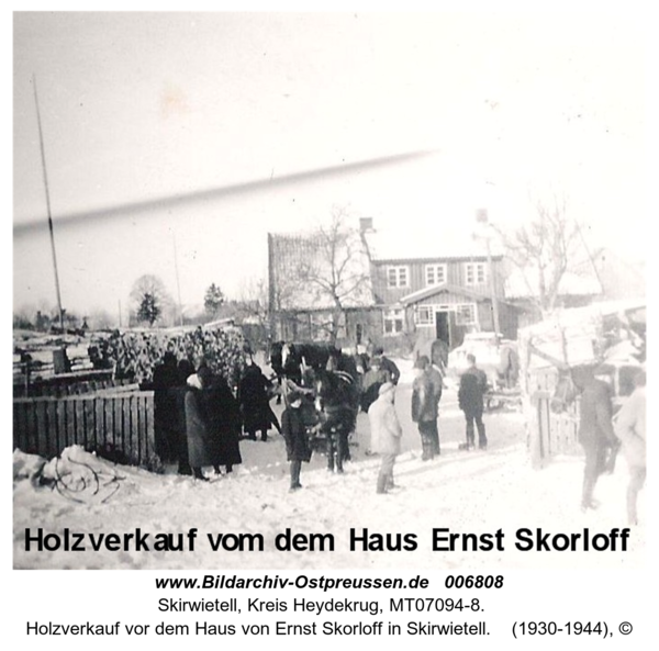 Holzverkauf vor dem Haus von Ernst Skorloff in Skirwietell