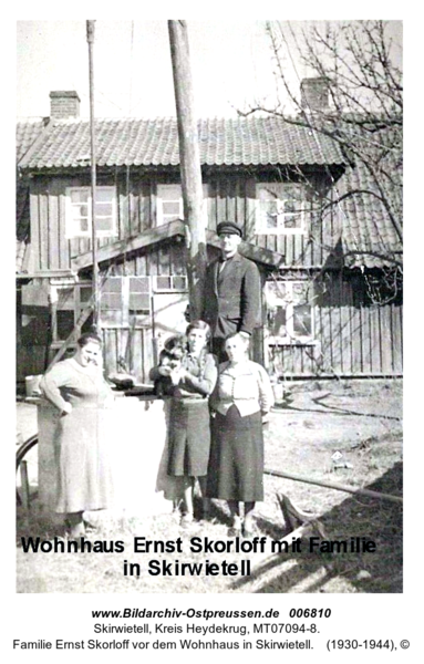 Familie Ernst Skorloff vor dem Wohnhaus in Skirwietell