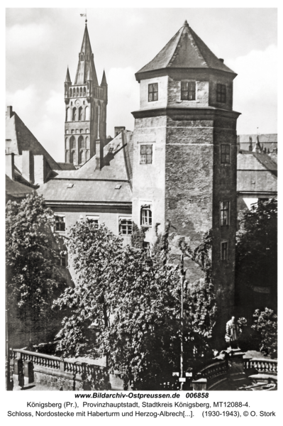 Königsberg, Schloss, Nordostecke mit Haberturm und Herzog-Albrecht-Denkmal