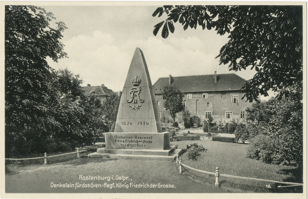 Rastenburg, Schloss mit Denkmal des Grenadier-Regiments