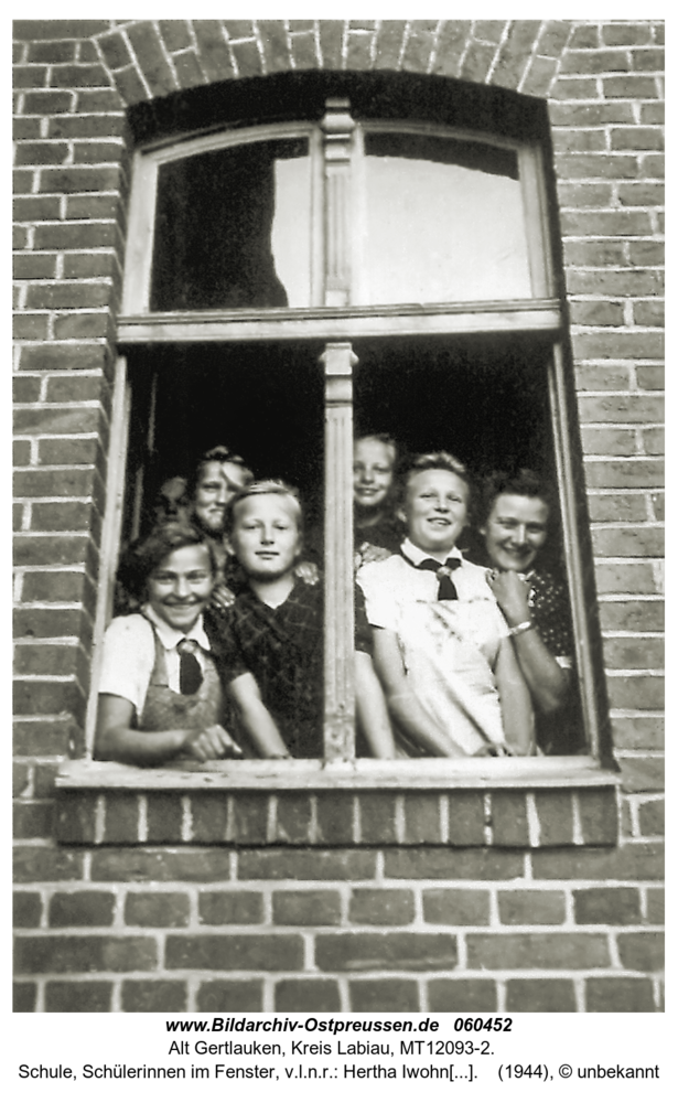 Alt Gertlauken, Schule, Schülerinnen im Fenster, v.l.n.r.: Hertha Iwohn (?), Christel Petter, Christel Beckmann, Marianne Günther, die Lehrerin, im Hintergrund Inge Woischwill