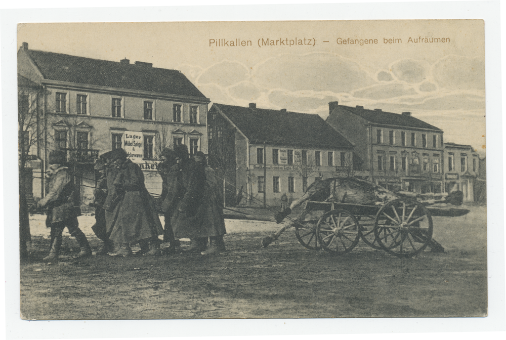 Pillkallen, Kreisstadt, Marktplatz, Gefangene beim Aufräumen
