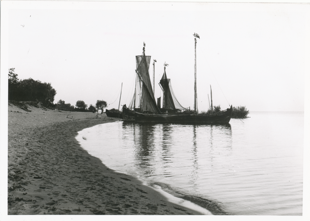 Preil, Kurenkähne am Strand