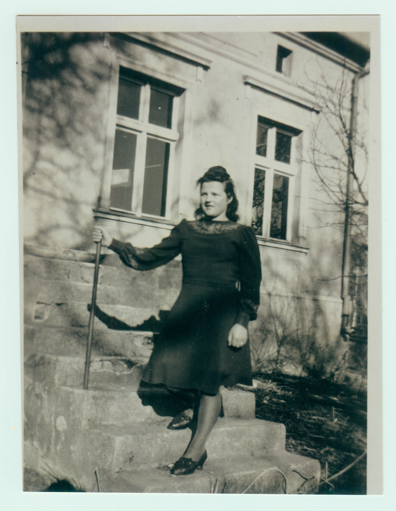 Bärslack, Margot Kelch vor dem Gutshaus