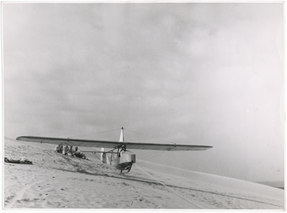 Kurische Nehrung, Ruhepause auf der Düne bei Pillkoppen, Segelfugzeug