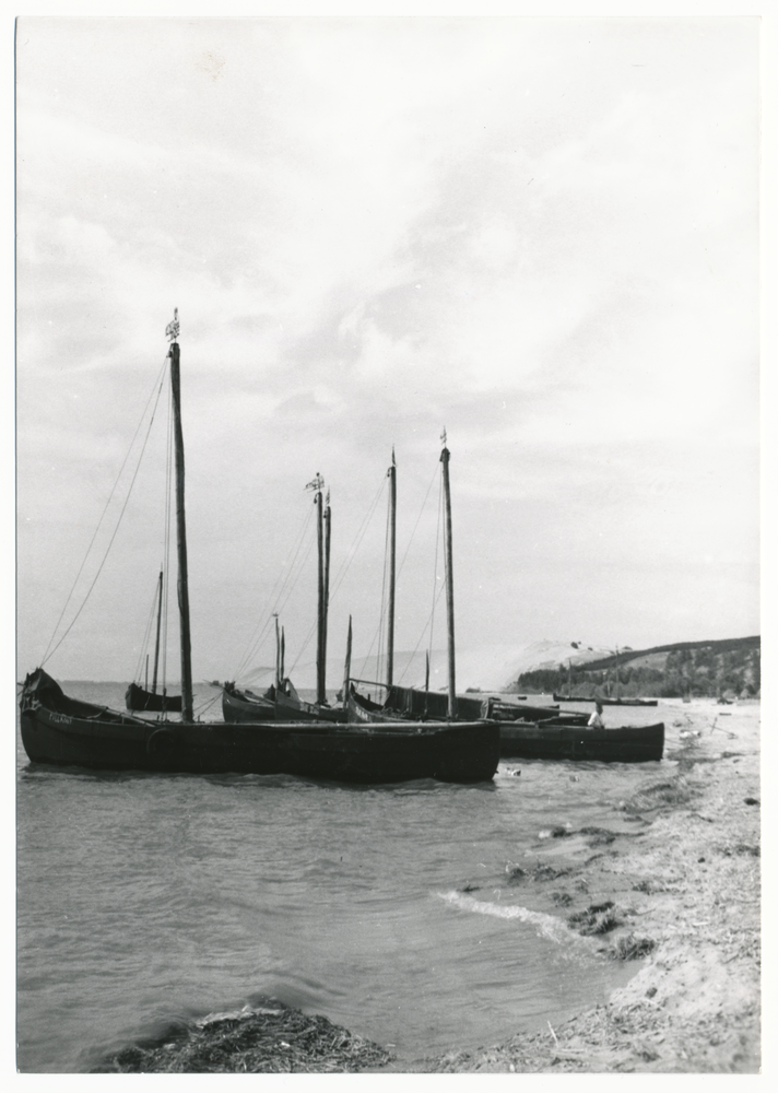 Pillkoppen, Kurenkähne am Strand, im Hintergrund Dünen