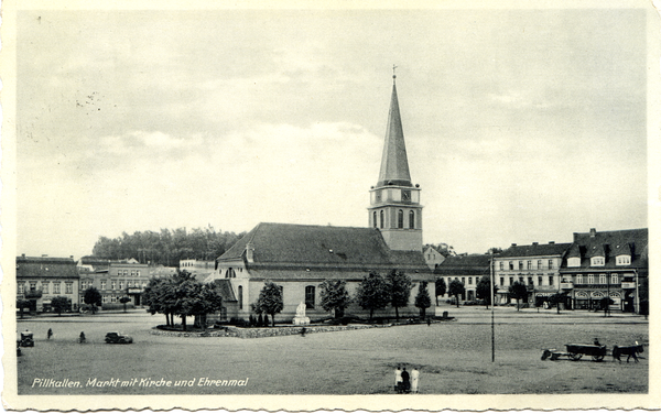 Pillkallen, Kreisstadt, Marktplatz mit Kirche und Ehrenmal