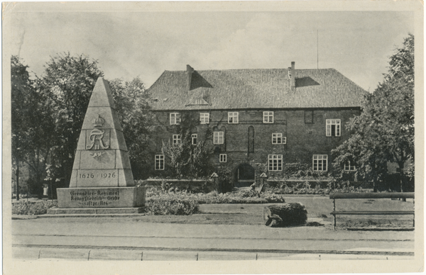 Rastenburg, Schloss mit Denkmal des Grenadier-Regiments