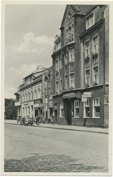 Rastenburg, Hermann-Göring-Straße, Sparkasse und Kino