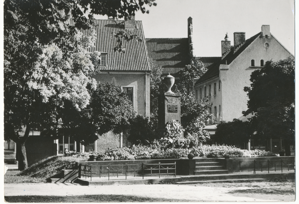 Rastenburg, Ortsteilansicht mit Denkmal