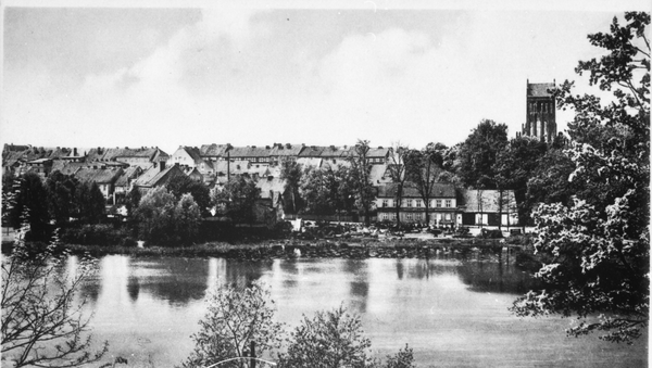 Gerdauen, Ortsansicht mit Gasthof zur Ostbahn und Kirche