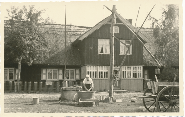 Preil,  Dorfbrunnen vor einem Haus