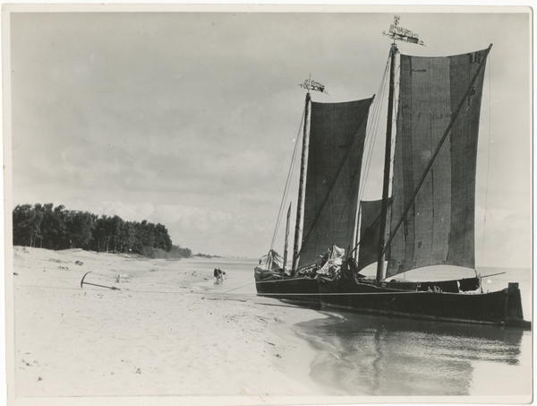 Pillkoppen, Kurenkähne am Haffstrand,