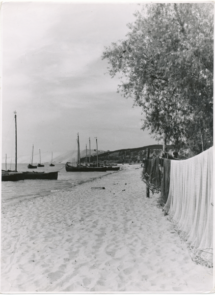 Pillkoppen, Kurenkähne am Strand, im Hintergrund Dünen