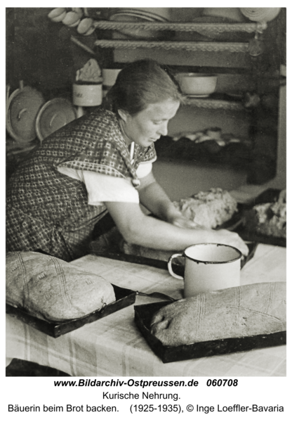 Kurische Nehrung, Bäuerin beim Brot backen