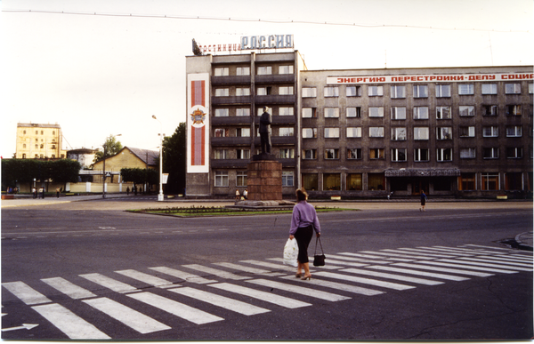 Tilsit (Советск), Hotel "Rossija", davor das Lenin-Denkmal