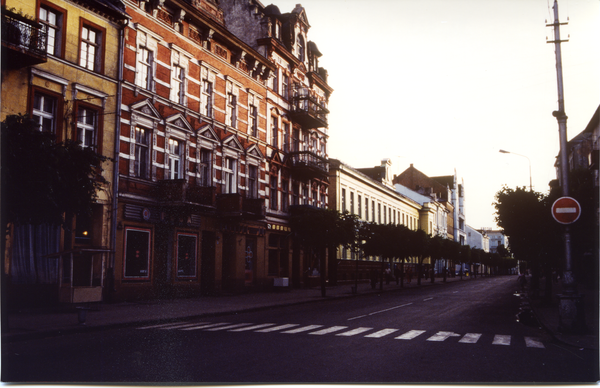 Tilsit (Советск), Ehemalige Hohe Straße zwischen Langgasse und Oberst-Hoffmann-Straße, links die Post