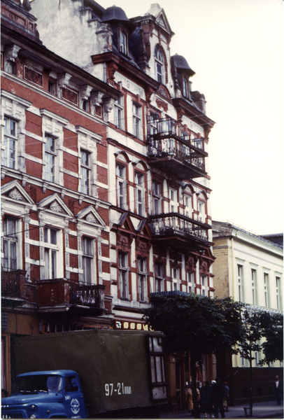 Tilsit (Советск), Ehemalige Hohe Straße mit dem Haus "Olga Wegmüller" links, dahinter die Post