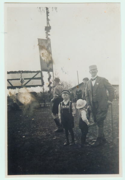 Bärslack, Herbert und Robert Kelch mit Onkel Fritz Naujoks