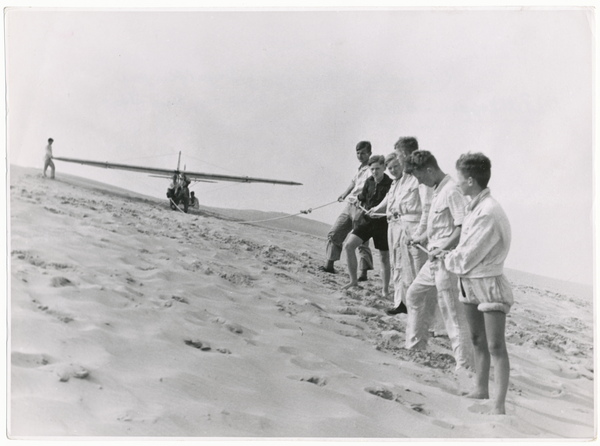 Kurische Nehrung, Dünen zwischen Pillkoppen und Nidden, Segelflieger vor dem Start