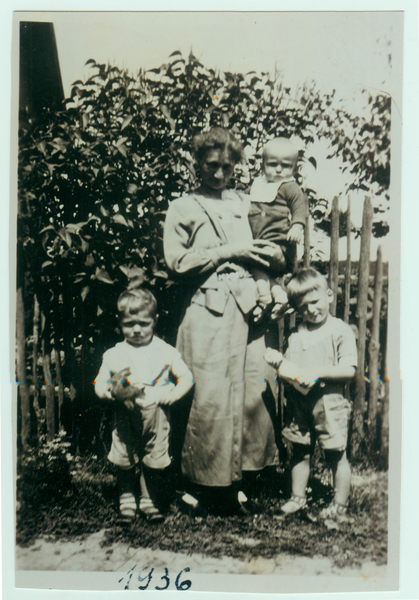 Mauenwalde, Bauernhof Kassor, Emilie Jelonnek mit Enkel Gerd und Söhnen