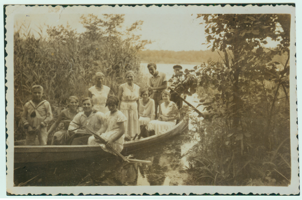 Mauenwalde, Bauernhof Kassor, Lydia Jelonnek und Freunde unterwegs mit einem Boot