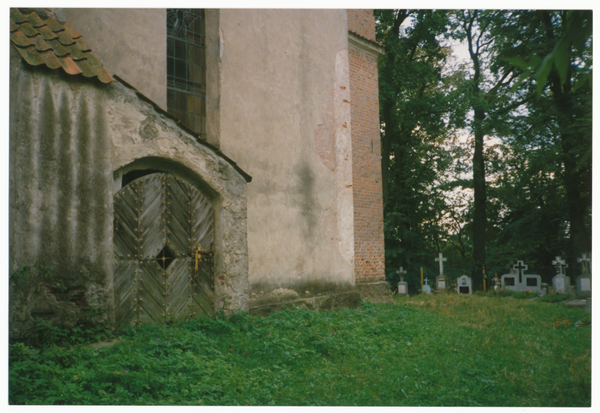 Plauten, Kirche mit Friedhof