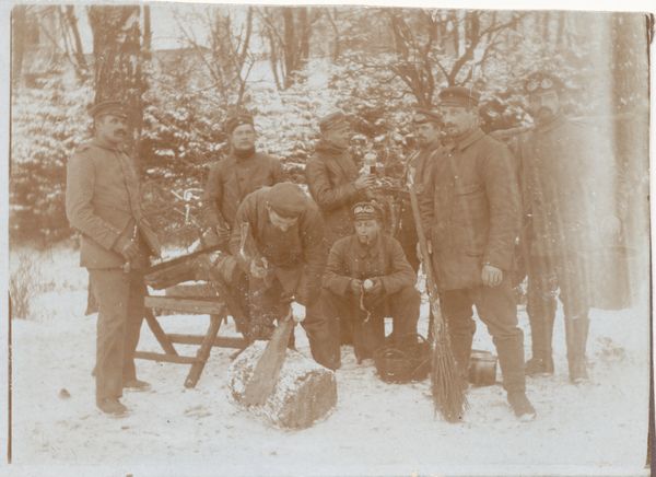 Ostpreußen wo??, Soldaten beim Holzsägen