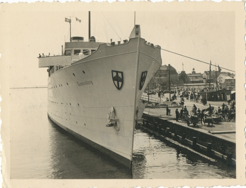 Pillau, Die "Tannenberg" am Kai im Hafen