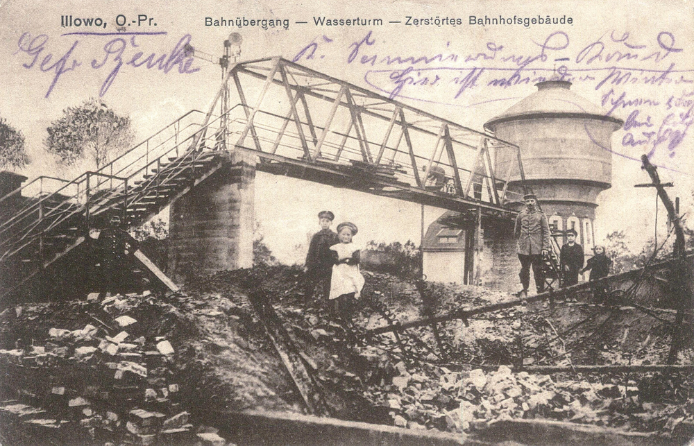 Illowo, zerstörte Gebäude am Bahnhof mit Wasserturm im Hintergrund