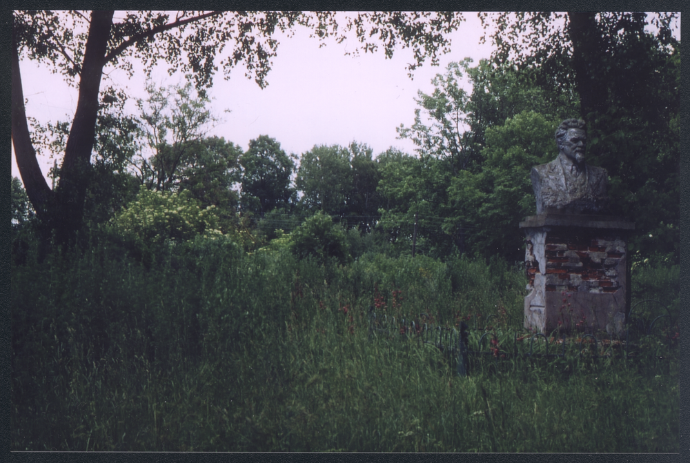 Popehnen, Das Gutshaus ist verschwunden, das Denkmal Kalinins steht noch