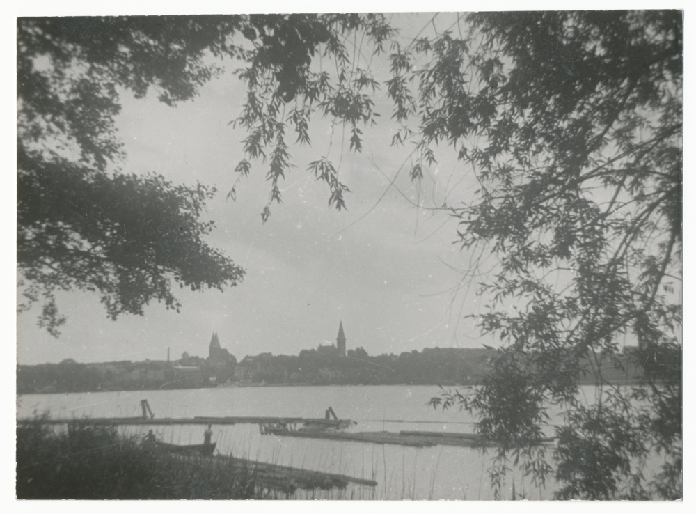 Osterode (Ostpr.), Ortsansicht über den Drewenzsee vom Holzhafen aus