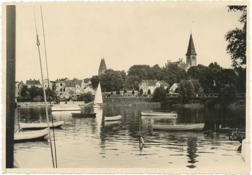 Osterode (Ostpr.), Ortsansicht über den Drewenzsee mit Blick zur Uferpromenade