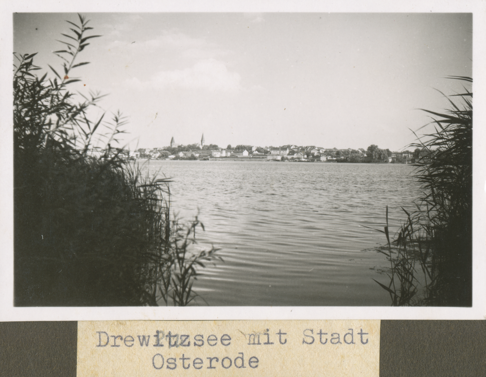 Osterode (Ostpr.), Ortsansicht über den Drewenzsee