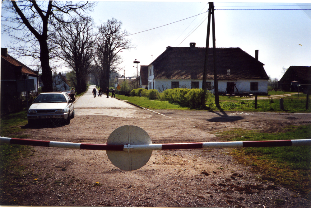 Schönbruch Kr. Bartenstein (Szczurkowo),  Szczurkowo mit Dorfstraße und Schlagbaum - polnische Seite