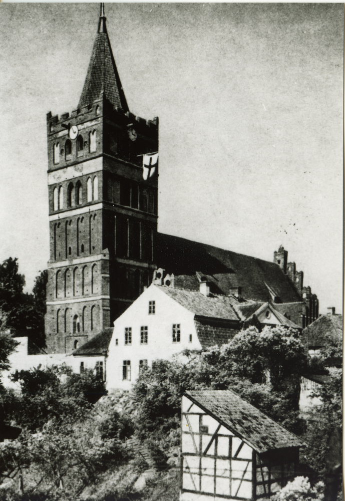 Friedland, Ev. Kirche  mit Ordensfahne