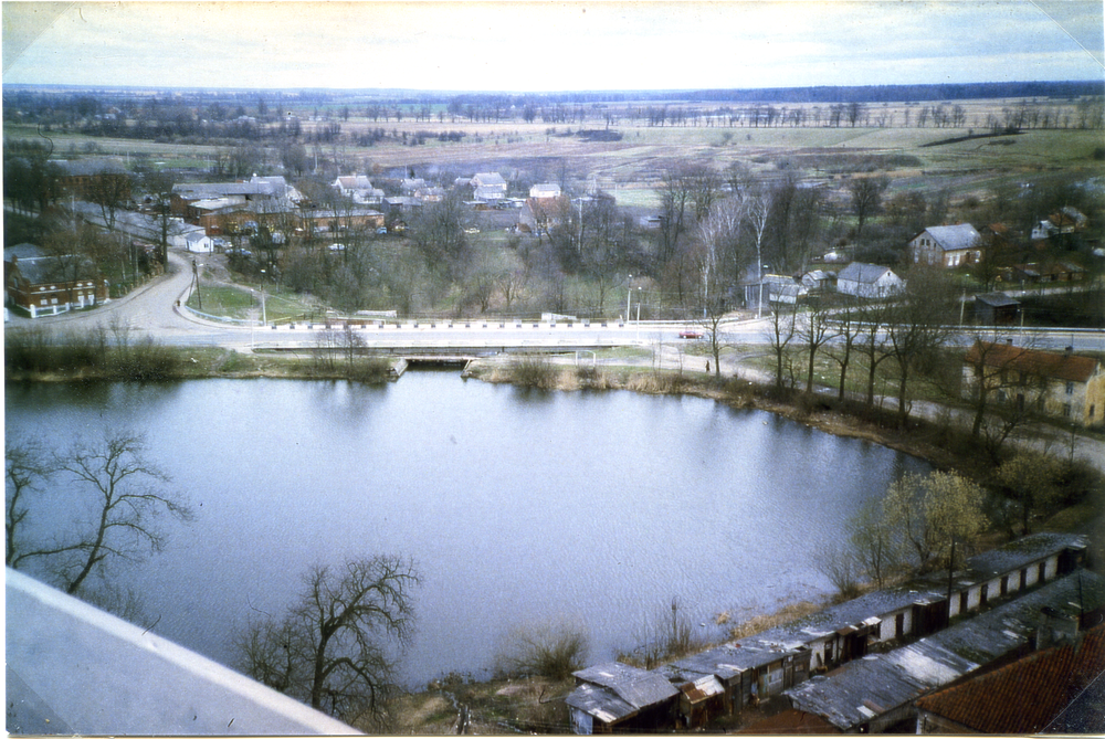 Friedland (Правдинск), Ortsansicht mit Blick über den Mühlenteich auf die ehemalige Kreisstraße rechts Richtung Gerdauen (Schelesnododoroschnyj), links Richtung Koenigsberg  und links nach oben - Richtung Tapiau (Гвардейск)