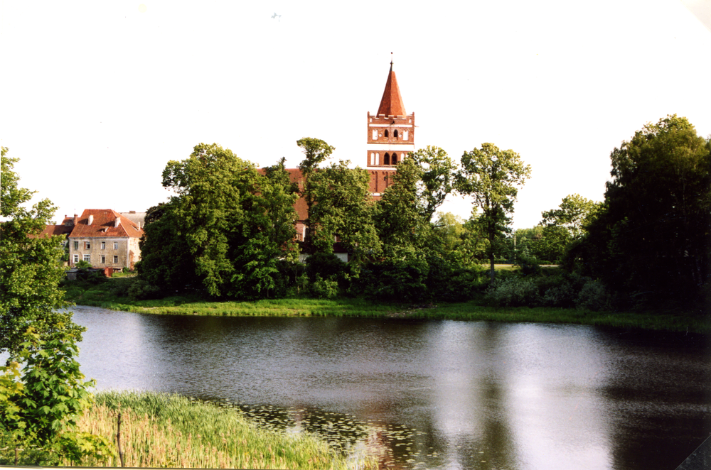 Friedland (Правдинск), Kirche mit Blick von der ehemaligen Kreisstraße 131 von Lisettenfelde kommend über den Mühlenteich