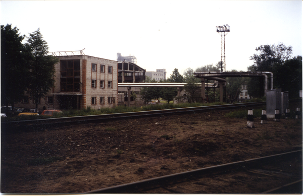Tilsit (Советск), Blick über die Gleisanlagen auf die Zellstofffabrik