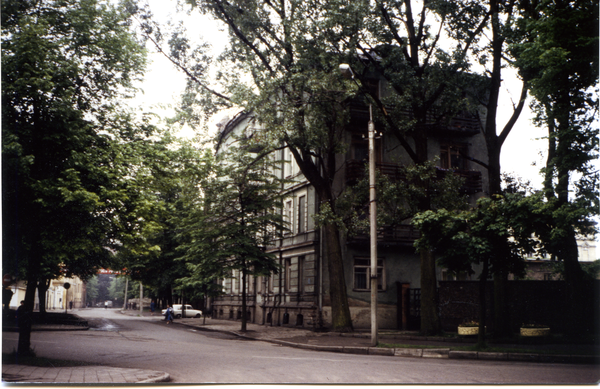 Tilsit (Советск), Ehemaliger Thesingplatz - Haus der Feuersozietät, im Hintergrund die Grabenstraße