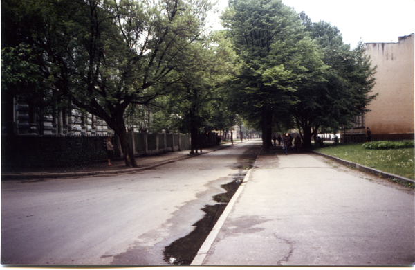 Tilsit (Советск), Blick von der ehemaligen Clausiusstraße in die Lindenstraße, links das Pfarrhaus