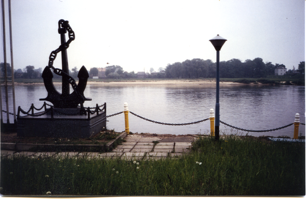 Tilsit (Советск), Am Memelufer, am jenseitigen Ufer fehlt das Restaurant "Brückenkopf"